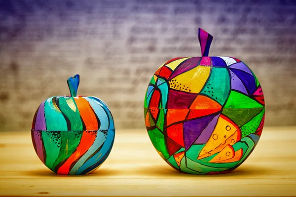 Manzanas coloridas decorativas frutas hechas de madera, pintadas a mano. Arte moderno, hecho a mano . — Foto de Stock