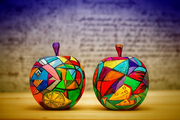 Dos manzanas decorativas, de madera y pintadas a mano. Hecho a mano. Arte moderno de una sola pieza — Foto de Stock