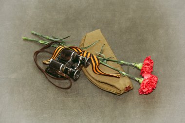 Karanfil çiçek, George şerit ve askeri dürbün. 9 Mayıs zafer günü için Retro fotoğraf