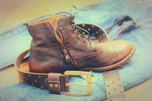 Retro męskie skórzane buty, dżinsy, skórzany pas z klamrą. Zdjęcia archiwalne — Zdjęcie stockowe