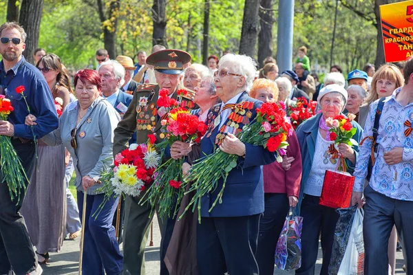 MOSCA, RUSSIA - 9 MAGGIO: I veterani della seconda guerra mondiale sono con mazzi di fiori. 9 maggio 2013 a Mosca, Russia . — Foto Stock