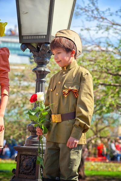 MOSCOW, RUSSIA - MAY 9: Boy in uniform congratulates veterans of Great Patriotic War Victory Day. May 9, 2013 in Moscow, Russia. — Stock Photo, Image