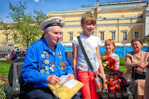 MOSCA, RUSSIA - 9 MAGGIO: I veterani della Seconda Guerra Mondiale con nipote partecipano alla celebrazione della Giornata della Vittoria. 9 maggio 2013 a Mosca, Russia . — Foto Stock