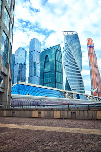 Mosca - 9 marzo: moderno centro commerciale dei grattacieli Moscow City e il ponte Bagration. Russia, Mosca, 9 marzo 2015 — Foto Stock