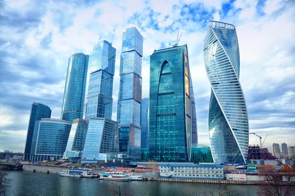 Moscow - march 9: Modern skyscrapers business center Moscow City and Moscow river. Russia, Moscow, march 9, 2015 — Stock Photo, Image