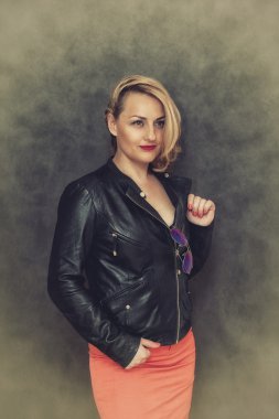 Siyah deri ceketler modaya uygun saç modeli ile bir gülümseme vahşi kız