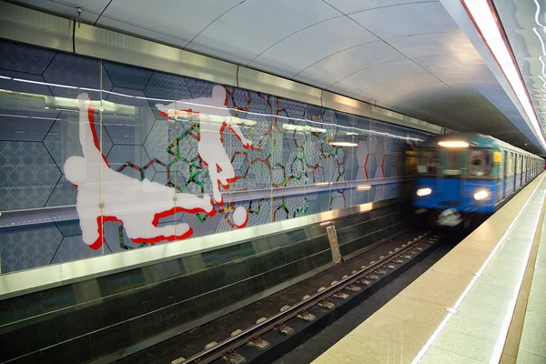 MOSCA - 10 APRILE: Inaugurato il 27 agosto 2014 l'interno della nuova stazione della metropolitana Spartak. RUSSIA, MOSCA, 10 APRILE 2015 — Foto Stock