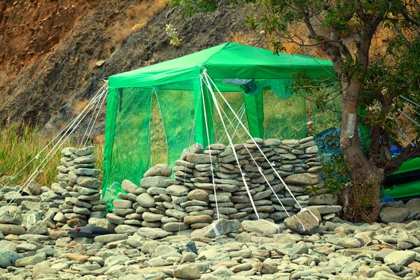 Cabane avec une tente sur une plage sauvage parmi les rochers en Crimée — Photo