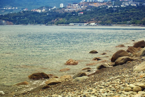 Černé moře v Krymu, oblázkové pláže. — Stock fotografie