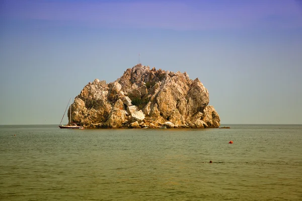 Attractie van de Krim - zwarte zee en rock Adalary — Stockfoto
