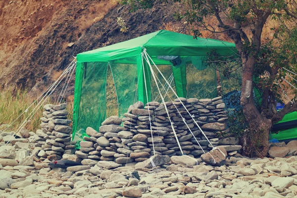 Cabane avec une tente dans les terres sauvages — Photo