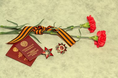 9 Mayıs günü zafer: karanfil, George şerit, madalya ve Red Star sipariş kitaplar ile sipariş