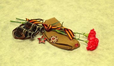 İkinci Dünya Savaşı anısına: George Ribbon, yem cap, çiçekler, madalya, Red Star, askeri dürbün sırasını.