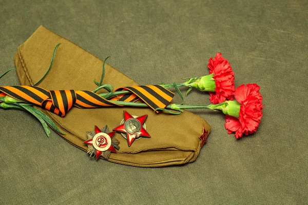 On the day of May 9 Victory: Carnations, George Ribbon, Medal and the Order of the Red Star, the military garrison cap — Stock Photo, Image