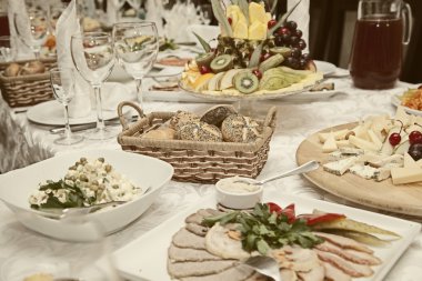 Tablo aperatifler, meyve, salatalar, etler ile dekore edilmiş