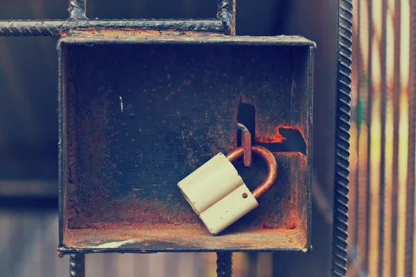 Vieux cadenas rouillé sur une porte avec barres, vintage — Photo