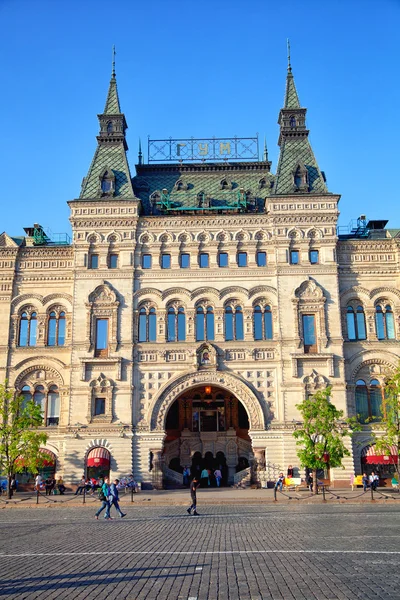 MOSCÚ, RUSIA - 25 DE MAYO DE 2015: GUM, Tienda del Departamento de Estado en la Plaza Roja de Moscú. Arquitectura histórica en el estilo del clasicismo —  Fotos de Stock