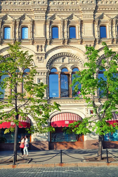 MOSCÚ, RUSIA - 10 DE ABRIL DE 2015: GUM - State Universal Store. La fachada del edificio, el estilo de la arquitectura - clasicismo — Foto de Stock