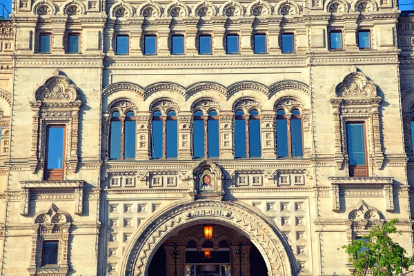 Ingrese GUM, Moscú, Rusia, Plaza Roja. arquitectura histórica en el estilo clásico — Foto de Stock