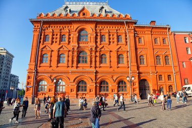 Moskova, Rusya - 25 Mayıs 2015: Turist yürümek Red Square yanında Tarih Müzesi ve 