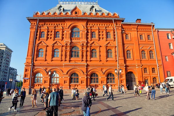 MOSCOW, RÚSSIA - 25 de maio de 2015: Turistas caminham na Praça Vermelha perto da filial do Museu Histórico e do "quilômetro zero" em Moscou . — Fotografia de Stock