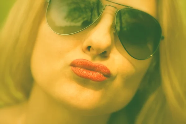 サングラスの唇をキスの女の子 — ストック写真
