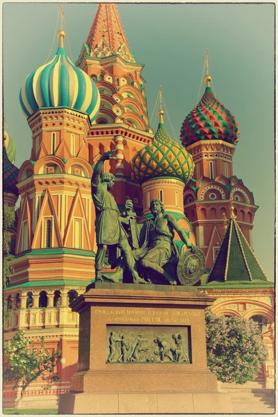 Monument to Minin and Pozharsky, St. Basil's Cathedral in Moscow, Russia. Photo processed in a retro style — Stock Photo, Image