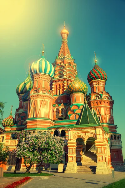 Купола Св. Собор Василия Блаженного на Красной площади в Москве в солнечную летнюю погоду. Винтажный стиль — стоковое фото