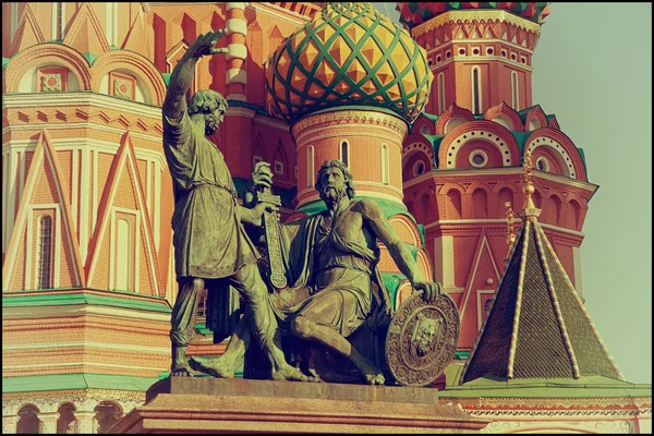 Statue de Kuzma Minin et Dmitri Pozharsky devant St. Cathédrale Basilique de Moscou, Russie. Photo en style vintage — Photo