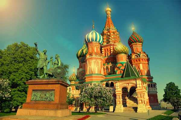 在莫斯科和一座雕像米宁和波扎尔斯基对红场，俄罗斯著名圣瓦西里大教堂 — 图库照片
