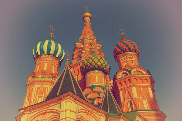 多彩色圆顶的著名的圣瓦西里大教堂在俄罗斯莫斯科的红场。复古风格的照片 — 图库照片