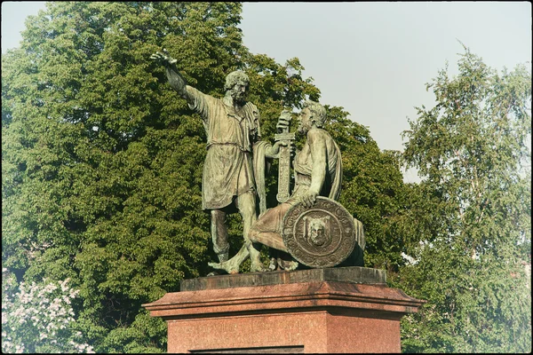 Denkmal für Minin und Poscharski in Moskau auf dem Hintergrund grüner Bäume — Stockfoto