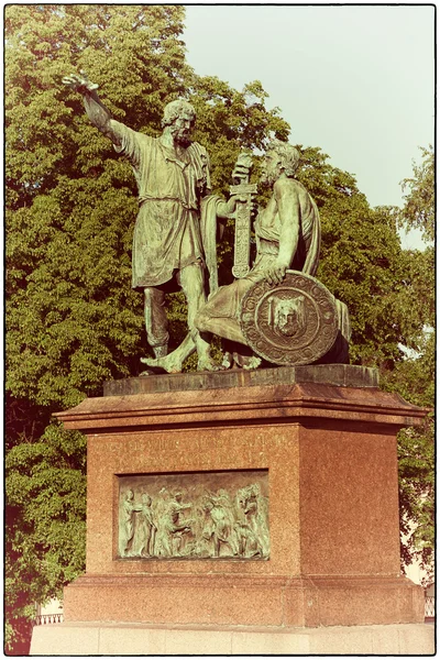 Barati Edina-szobor és Pozharsky Moszkvában. A vintage stílusú fotó — Stock Fotó