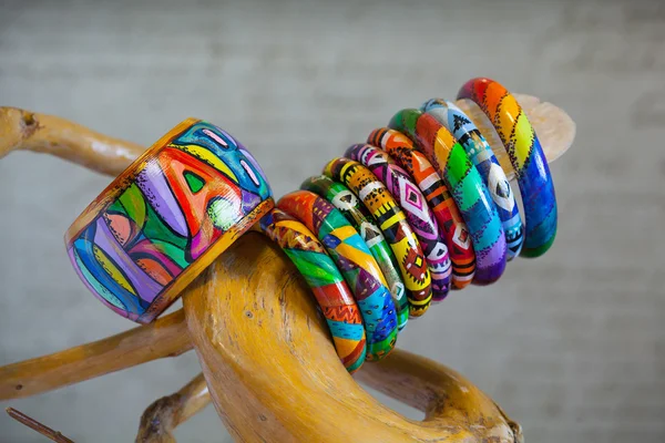 Armband smycken i trä med abstrakt mönster. Målade i latinamerikansk stil — Stockfoto