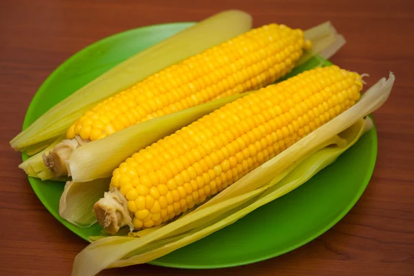 Jagung tongkol di piring — Stok Foto