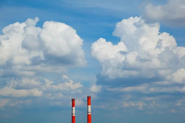 Industrierohr Vor Blauem Himmel Mit Wolken — Stockfoto