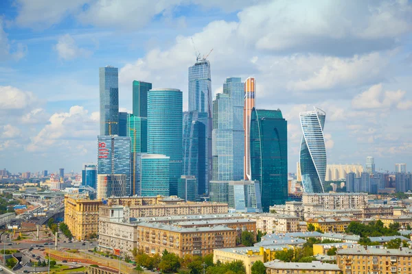 Moscow, Rusland - 29 juli 2015: Moskou internationaal zakencentrum Moskou-stad. Ingebouwde zakenwijk in Moskou, Presnenskaya embankment. — Stockfoto
