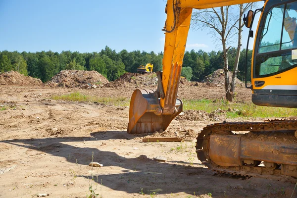 Bulldozer cavando o chão no canteiro de obras — Fotografia de Stock