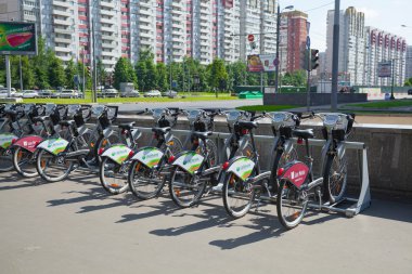 Moskova, Rusya - 25 Haziran 2015: Bisiklet Park ve Bisiklet Kiralama şehirde. Rusya Sberbank eylem
