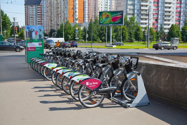 MOSCOW, RUSSIA - JUNE 25, 2015: Bicycle rental on Michurinsk the prospectus. Bike rental program of Sberbank of Russia — Stock Photo, Image