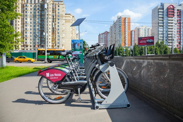 МОСКВА, РОССИЯ - 25 июня 2015 года: Аренда велосипедов на улице в Москве — стоковое фото