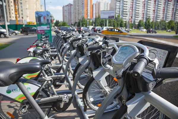 มอสโก รัสเซีย 25 มิถุนายน ค.ศ. 2015: ที่จอดรถจักรยานและให้เช่าจักรยานในเมือง — ภาพถ่ายสต็อก