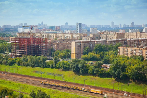 Paysage urbain, vieille partie de la ville de Moscou. Le chemin de fer au premier plan — Photo