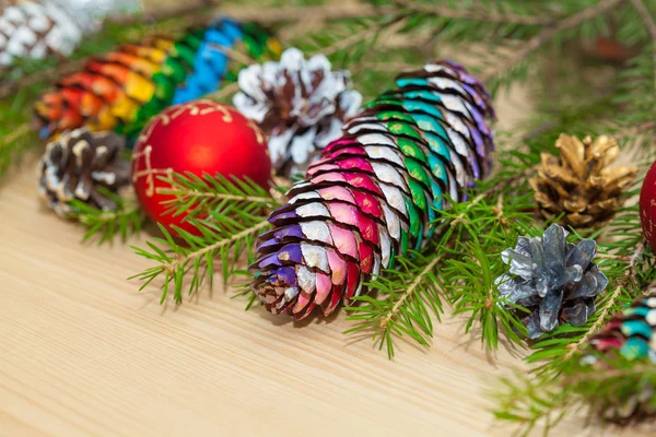 Árbol de Navidad verde con juguetes. Navidad coloridos conos de pino pintados a mano —  Fotos de Stock