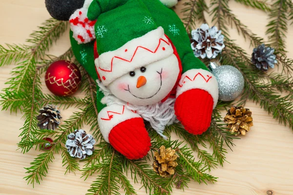 Kerstmis achtergrond. Christmas snowman. Christmas tree, Christmas kegels, ballen, speelgoed — Stockfoto