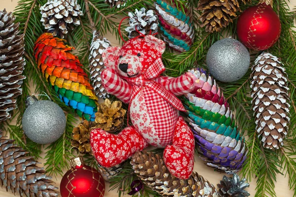 Kerstboom, speelgoed en kerstboom kegels, teddy bear — Stockfoto