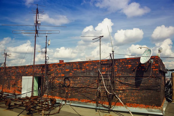 Plato Satélite y Antena TV en Blue Sky. Parabólica y antenas de TV en el techo de la casa —  Fotos de Stock