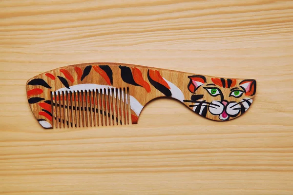 Деревянная расческа, на которой изображен тигр. ручная покраска, ручная работа — стоковое фото