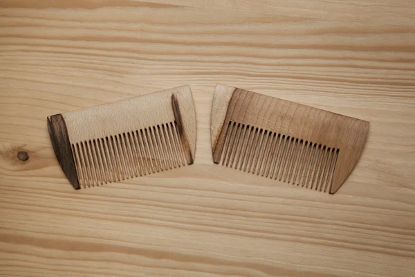 Две деревянные расчески на деревянной поверхности — стоковое фото
