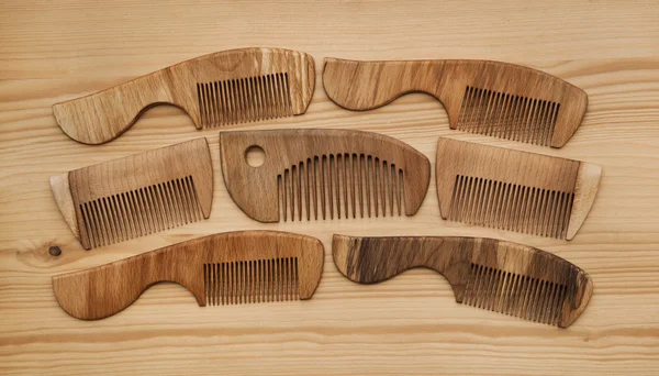 Conjunto de pentes de madeira de diferentes formas. Vista superior — Fotografia de Stock
